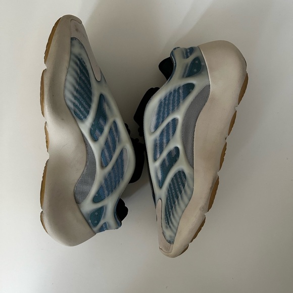 Yeezy 700 V3 - Picture 1 of 3